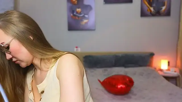 Snapshot of DianaShermy chatting on March 26, 1:28 pm DianaShermy online show from March 26, 1:28 pm