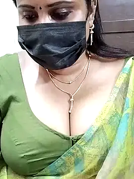 Queenflowerr online show from February 3, 1:30 pm