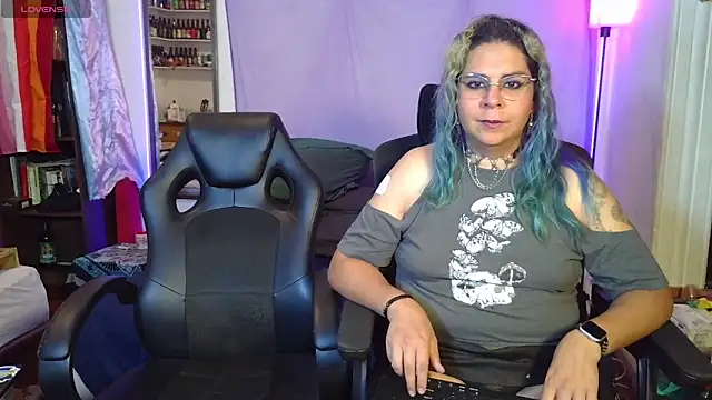 Snapshot of Evelan420 chatting on May 27, 1:57 am Evelan420 online show from May 27, 1:57 am