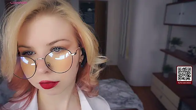 LynetHakes online show from November 26, 6:36 am