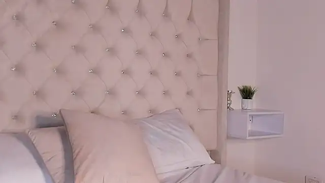 Snapshot of bella_bloomg chatting on January 30, 10:19 pm bella bloomg online show from January 30, 10:19 pm