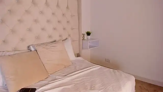 Snapshot of bella_bloomg chatting on February 3, 11:15 pm bella bloomg online show from February 3, 11:15 pm