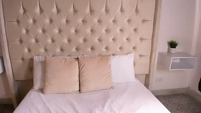 Snapshot of bella_bloomg chatting on March 21, 7:13 pm bella bloomg online show from March 21, 7:13 pm