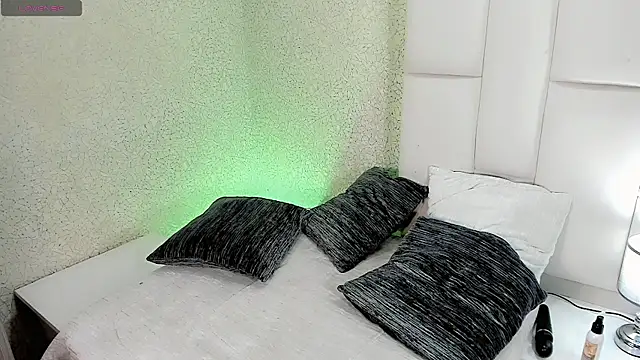 Angeles Busst online show from April 16, 9:39 pm