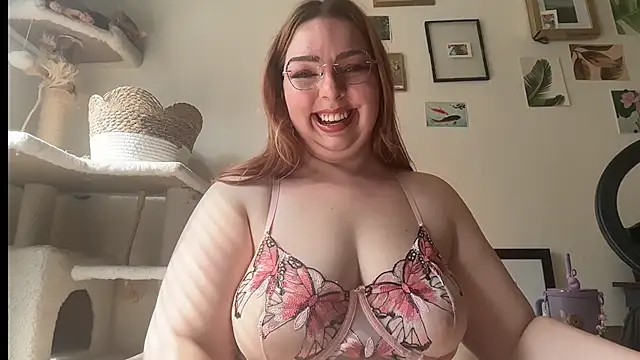curvycate127 online show from April 3, 8:29 pm