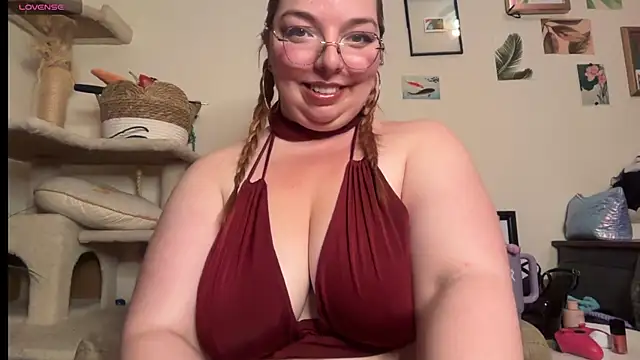 Snapshot of curvycate127 chatting on June 4, 2:06 am curvycate127 online show from June 4, 2:06 am