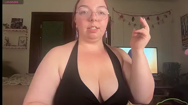 Snapshot of curvycate127 chatting on June 9, 6:58 am curvycate127 online show from June 9, 6:58 am