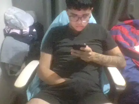 Snapshot of luciano18_ chatting on January 22, 12:16 am luciano18 online show from January 22, 12:16 am