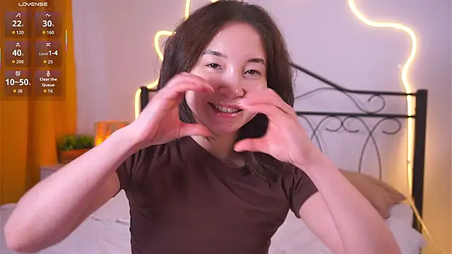 VeronaCritchlow online show from April 2, 7:39 am