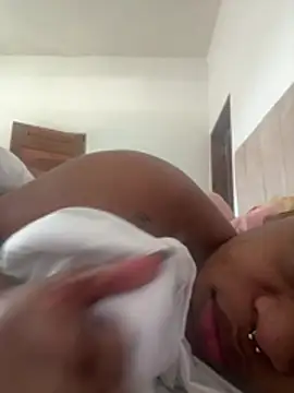 Snapshot of Boneca25 chatting on May 12, 6:32 am Boneca25 online show from May 12, 6:32 am