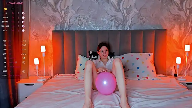 Snapshot of ElvinaBestwick chatting on February 19, 10:09 pm ElvinaBestwick online show from February 19, 10:09 pm