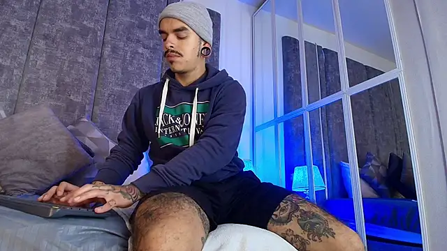 Snapshot of kaletattoo chatting on May 1, 11:04 am kaletattoo online show from May 1, 11:04 am
