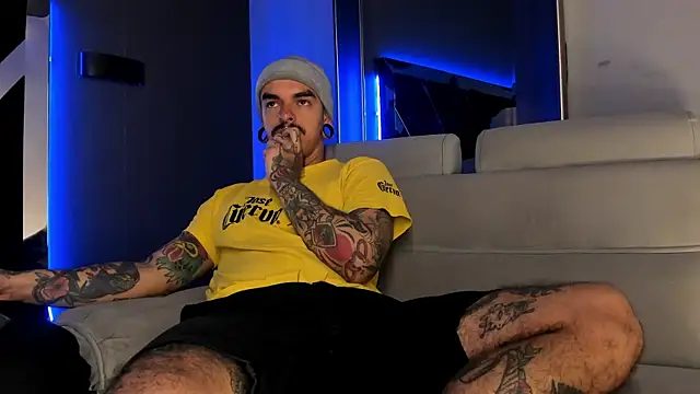 Snapshot of kaletattoo chatting on June 1, 11:23 am kaletattoo online show from June 1, 11:23 am