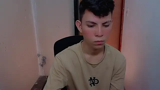 Snapshot of Alexxx_lov chatting on February 26, 12:26 pm Alexxx lov online show from February 26, 12:26 pm