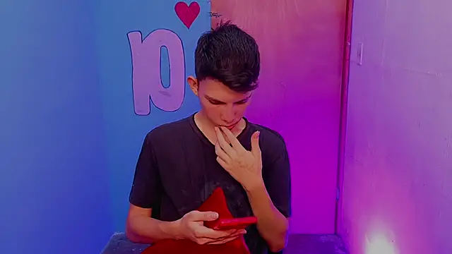 Snapshot of Alexxx_lov chatting on February 28, 12:28 pm Alexxx lov online show from February 28, 12:28 pm