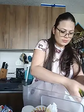 Snapshot of Vale_Saenzz chatting on July 7, 4:55 pm Vale Saenzz online show from July 7, 4:55 pm