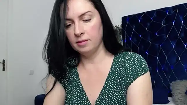 JacquelineElle online show from February 3, 6:39 pm