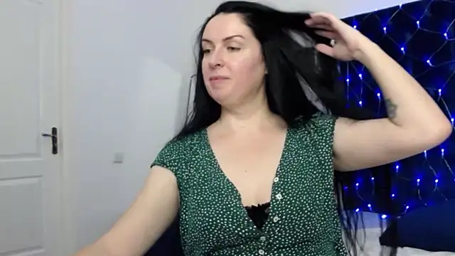 JacquelineElle online show from February 3, 9:39 pm