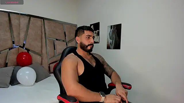 Snapshot of LeandroRusso chatting on February 15, 8:01 pm LeandroRusso online show from February 15, 8:01 pm