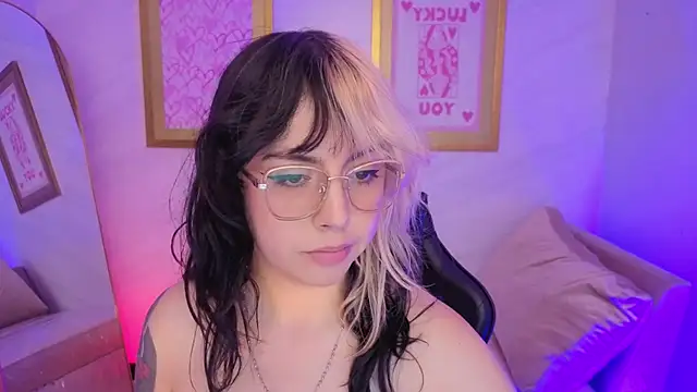 Hela v online show from February 12, 8:04 pm