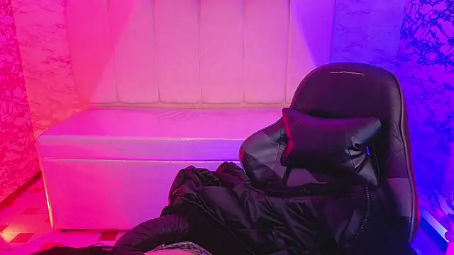 Hela v online show from March 25, 12:55 pm