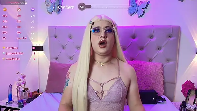 Snapshot of Alyssaa_Hunter chatting on February 18, 1:32 am Alyssaa Hunter online show from February 18, 1:32 am