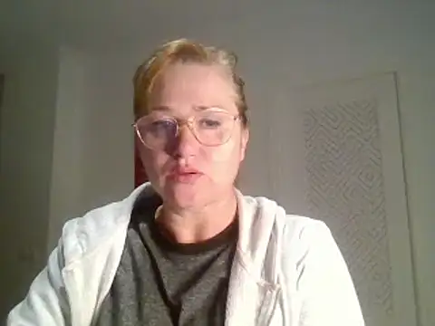 Snapshot of Luzia-Sal chatting on February 12, 9:01 pm Luzia-Sal online show from February 12, 9:01 pm