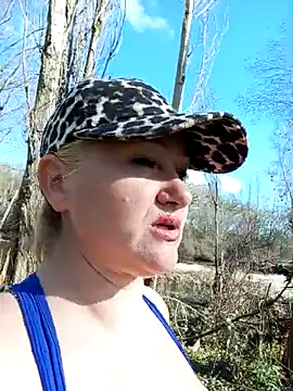 Snapshot of Luzia-Sal chatting on February 16, 2:54 pm Luzia-Sal online show from February 16, 2:54 pm