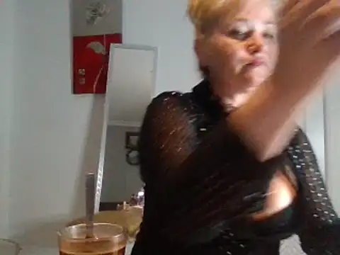 Snapshot of Luzia-Sal chatting on February 28, 7:46 pm Luzia-Sal online show from February 28, 7:46 pm