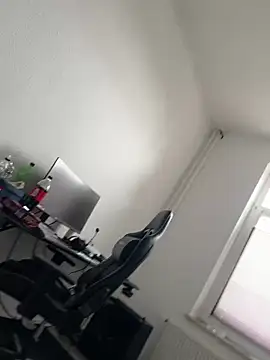 Mo 2003 online show from February 11, 10:15 am