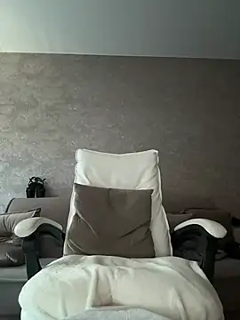 Snapshot of LillySquirtShot chatting on June 18, 11:09 pm LillySquirtShot online show from June 18, 11:09 pm