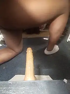 Snapshot of GreasyEdge386 chatting on February 9, 11:47 am GreasyEdge386 online show from February 9, 11:47 am