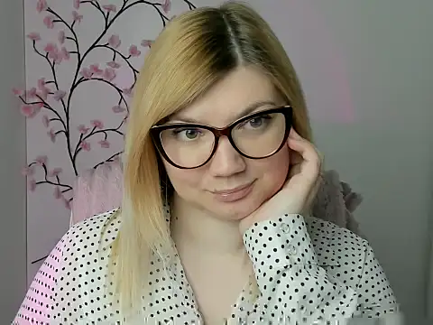 Snapshot of Lola_moree chatting on April 23, 11:42 am Lola moree online show from April 23, 11:42 am