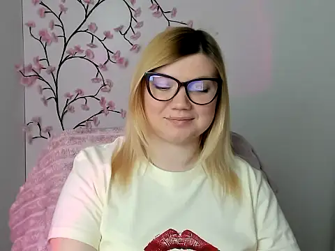 Snapshot of Lola_moree chatting on May 8, 11:37 am Lola moree online show from May 8, 11:37 am