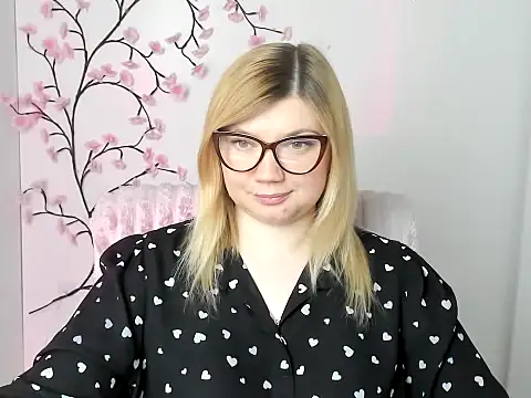 Snapshot of Lola_moree chatting on May 14, 11:50 am Lola moree online show from May 14, 11:50 am