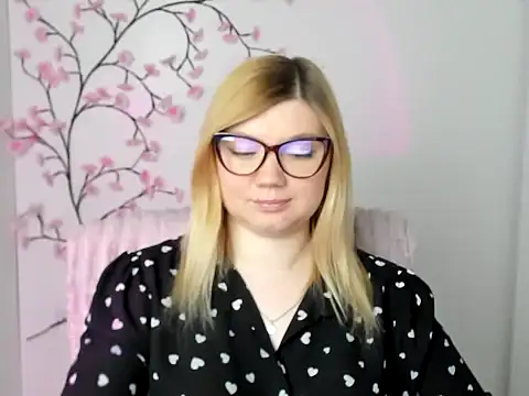 Snapshot of Lola_moree chatting on May 15, 11:50 am Lola moree online show from May 15, 11:50 am