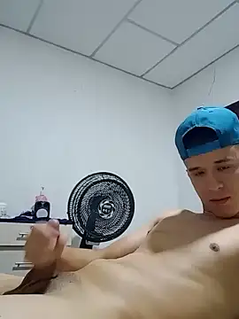 Snapshot of arevalo1124 chatting on February 3, 11:47 pm arevalo1124 online show from February 3, 11:47 pm