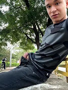 Snapshot of arevalo1124 chatting on October 16, 9:49 pm arevalo1124 online show from October 16, 9:49 pm