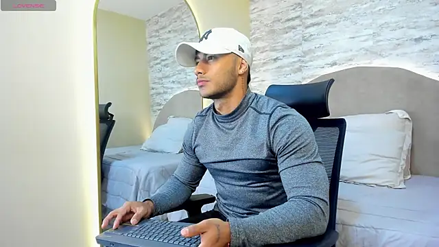 Snapshot of lennox_ray chatting on February 13, 11:50 am lennox ray online show from February 13, 11:50 am