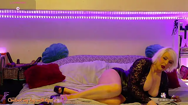 Snapshot of GoddessAlimony chatting on February 12, 10:04 pm GoddessAlimony online show from February 12, 10:04 pm