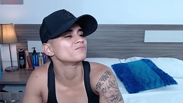 Liiamthompson online show from December 17, 9:10 pm