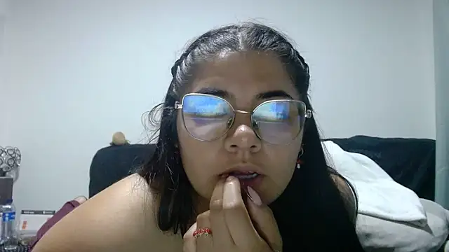 Snapshot of viccky_vick chatting on June 4, 11:44 pm viccky vick online show from June 4, 11:44 pm