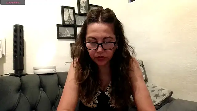 Snapshot of MirandaLatinaLovely chatting on May 9, 5:18 pm MirandaLatinaLovely online show from May 9, 5:18 pm