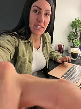 Snapshot of goddess-harper chatting on May 5, 12:46 pm goddess-harper online show from May 5, 12:46 pm