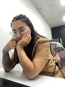 Snapshot of Emma_Giraldo chatting on October 5, 3:10 pm Emma Giraldo online show from October 5, 3:10 pm