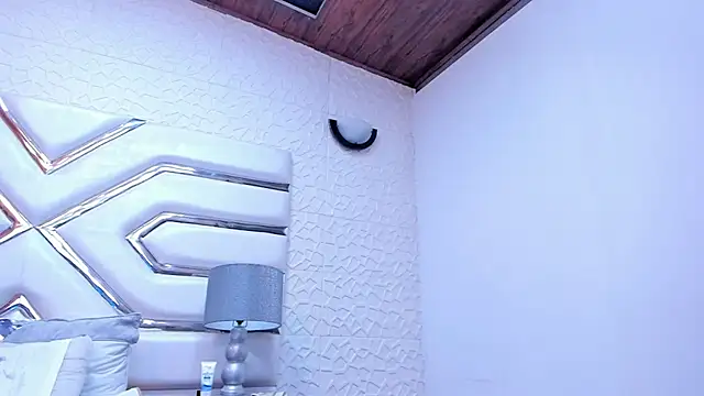 Snapshot of LottieBenz chatting on February 11, 4:24 pm LottieBenz online show from February 11, 4:24 pm