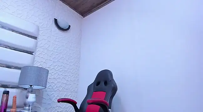 Snapshot of LottieBenz chatting on February 12, 10:04 pm LottieBenz online show from February 12, 10:04 pm