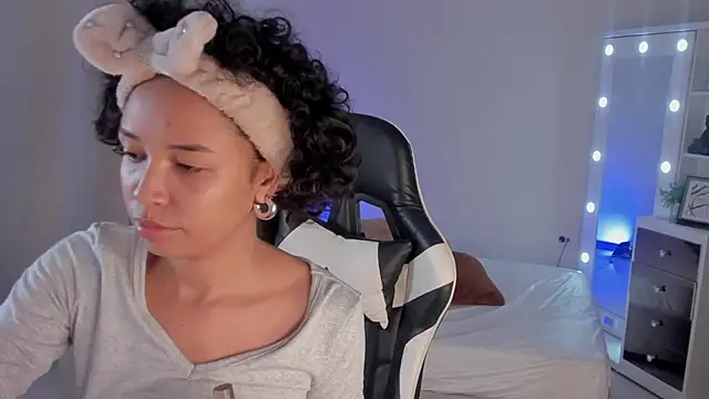 Snapshot of leahaltomm chatting on February 12, 10:35 am leahaltomm online show from February 12, 10:35 am