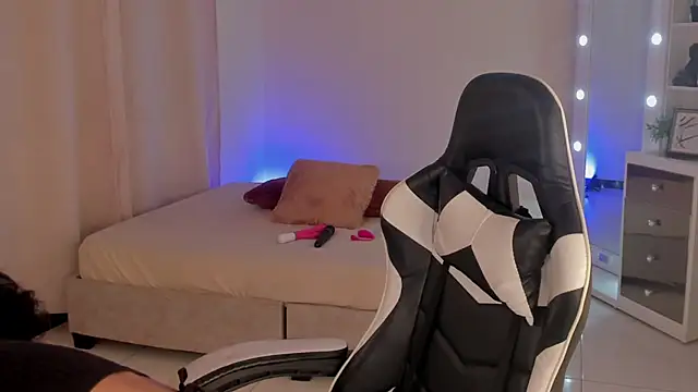 Snapshot of leahaltomm chatting on February 16, 7:05 pm leahaltomm online show from February 16, 7:05 pm