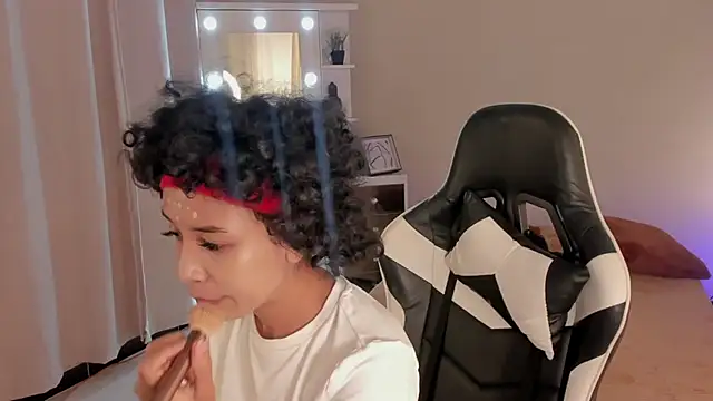 Snapshot of leahaltomm chatting on March 6, 6:37 pm leahaltomm online show from March 6, 6:37 pm